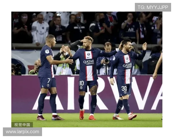 梅西携手内马尔亮相巴黎 联手大巴黎剑指欧冠荣耀