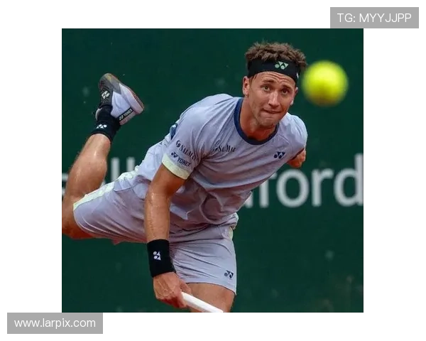 网球大师赛最新动态：年轻新星崭露头角，老将们奋力拼搏争夺冠军