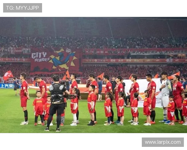 国足新帅亮相备战世预赛联赛争冠格局变化引发全国球迷热议